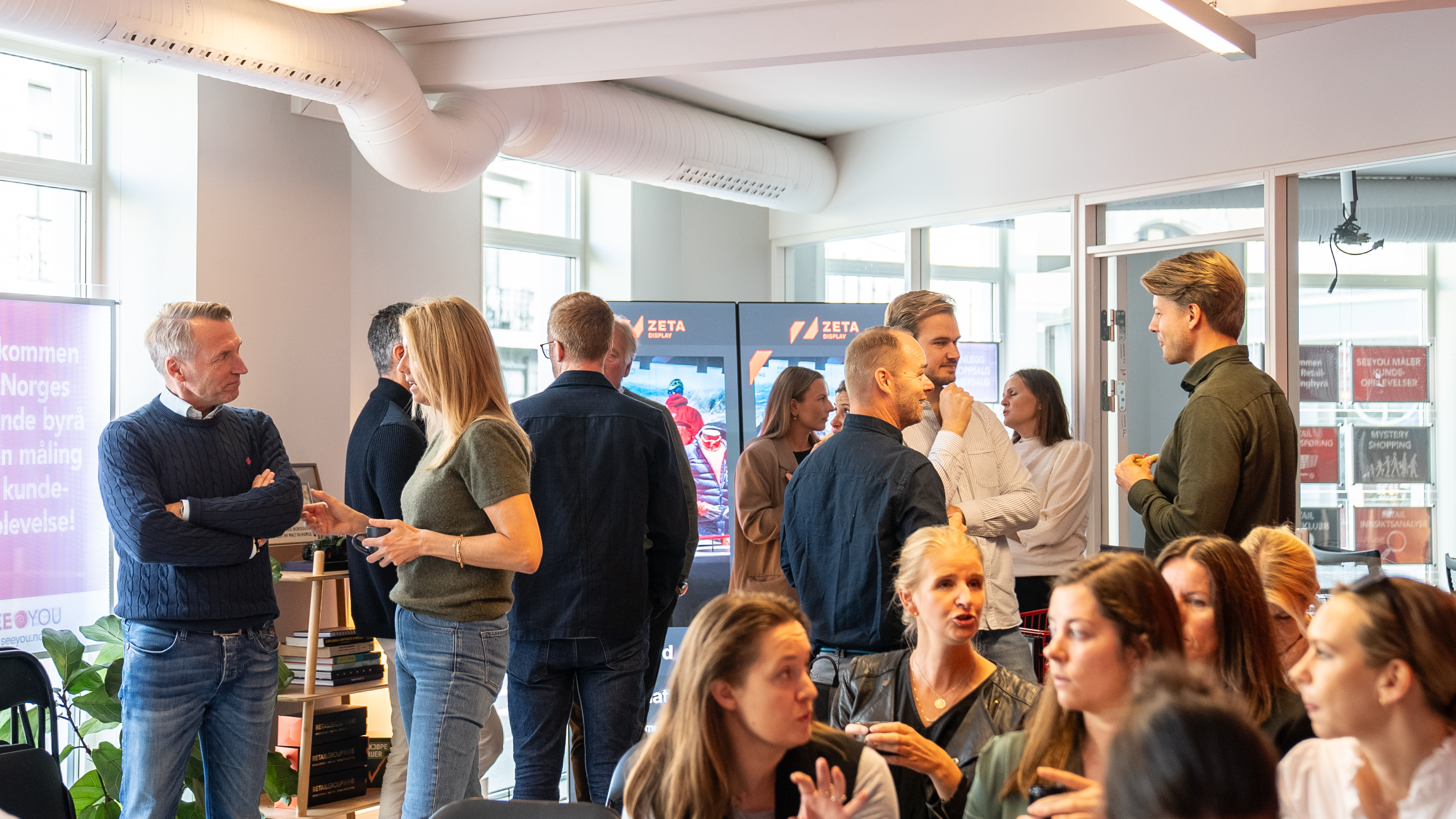 mennesker som nettverker på frokostseminar, Retail Energy