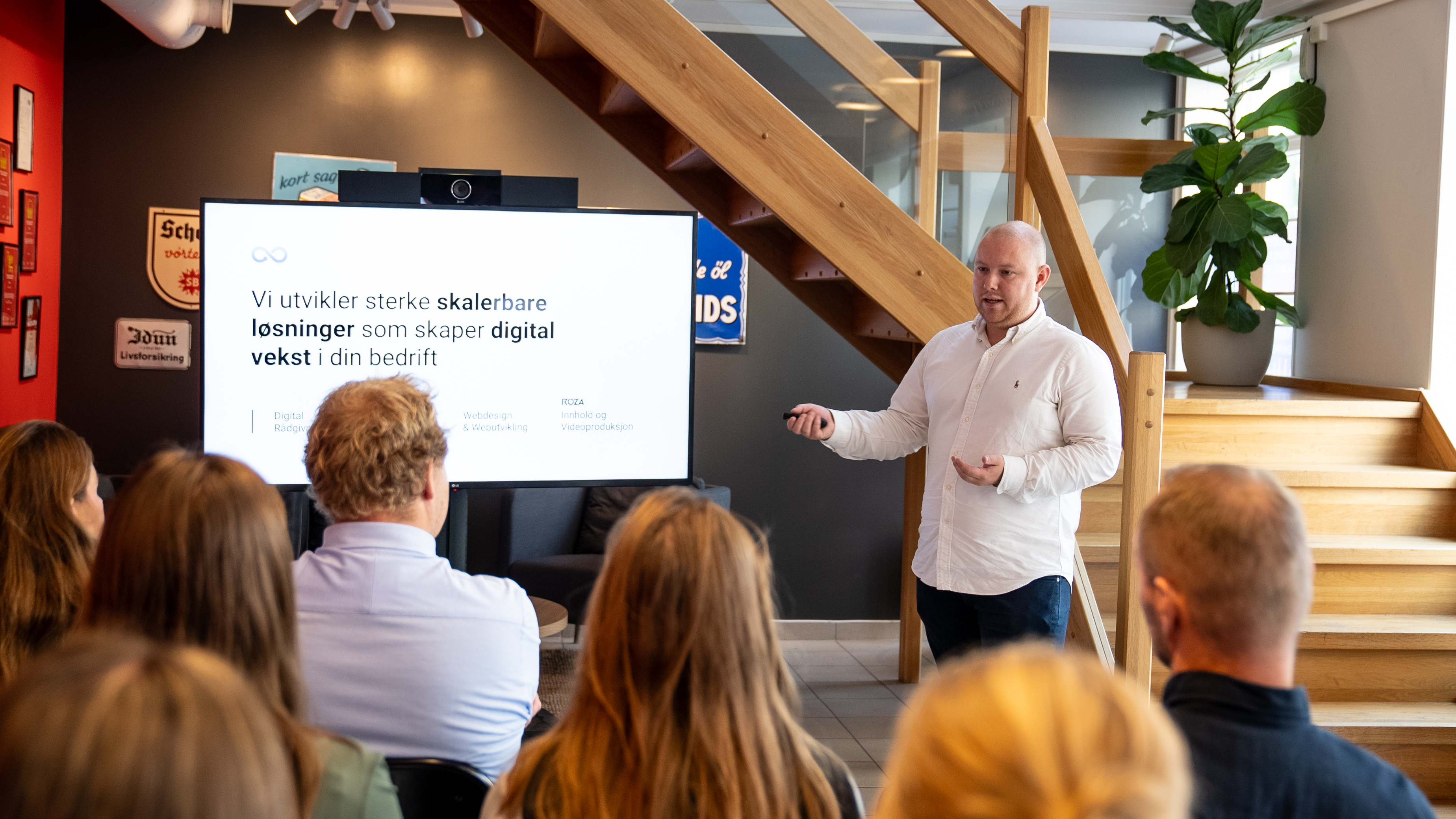 Et bilde av en person fra Mediabooster som holder foredrag om AR og VR