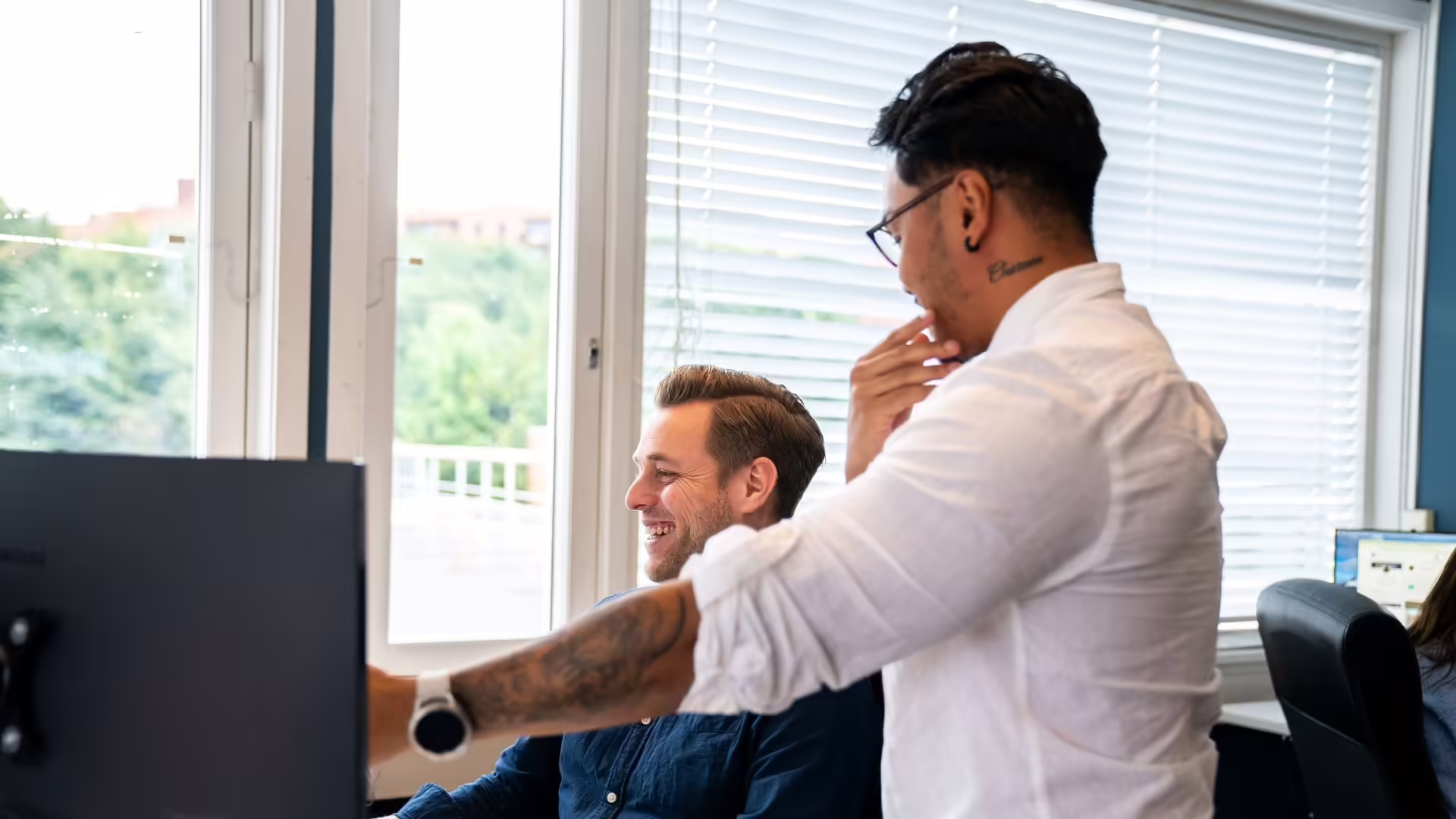 To kollegaer som jobber med webutvikling og webdesign