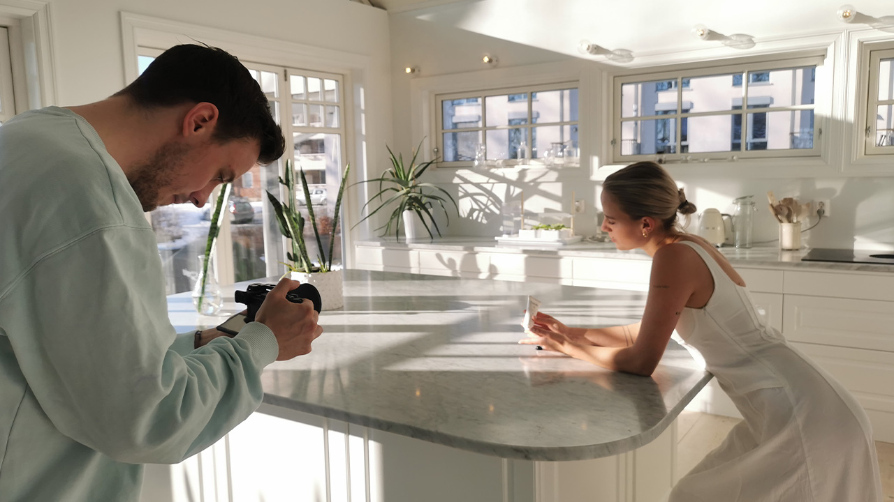 Om det er til nettsiden eller sosiale medier, vi hjelper deg med innholdsproduksjon. Vi skaper innhold som engasjerer og konverterer!