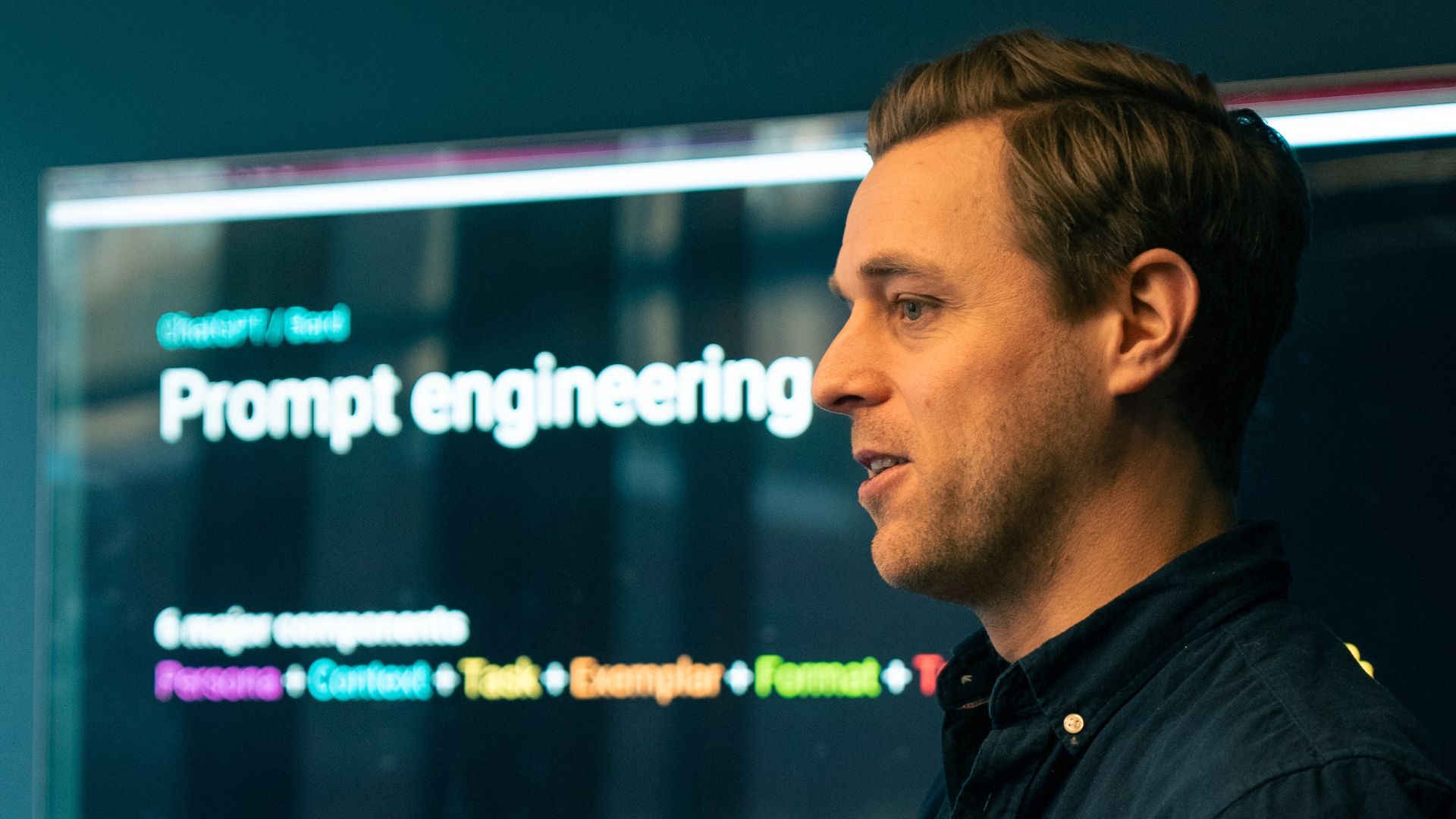 Ansatt holder kurs om AI